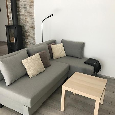 Prijemny Apartman Krovi V Rodinnem Domku Se Sdilenym Bazenem, Terasou A Zahradou Esterno foto