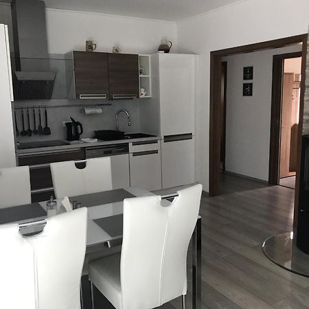 Prijemny Apartman Krovi V Rodinnem Domku Se Sdilenym Bazenem, Terasou A Zahradou Esterno foto