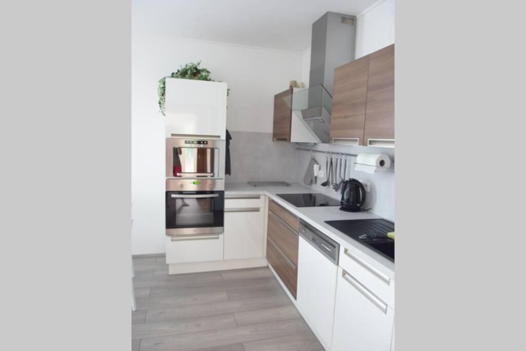 Prijemny Apartman Krovi V Rodinnem Domku Se Sdilenym Bazenem, Terasou A Zahradou Esterno foto