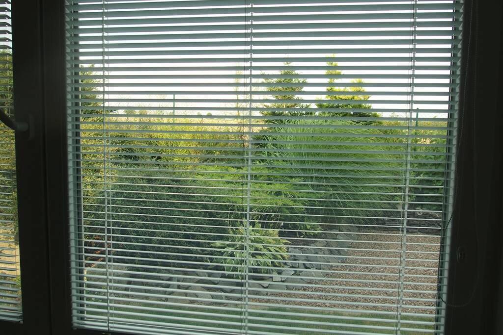 Prijemny Apartman Krovi V Rodinnem Domku Se Sdilenym Bazenem, Terasou A Zahradou Esterno foto