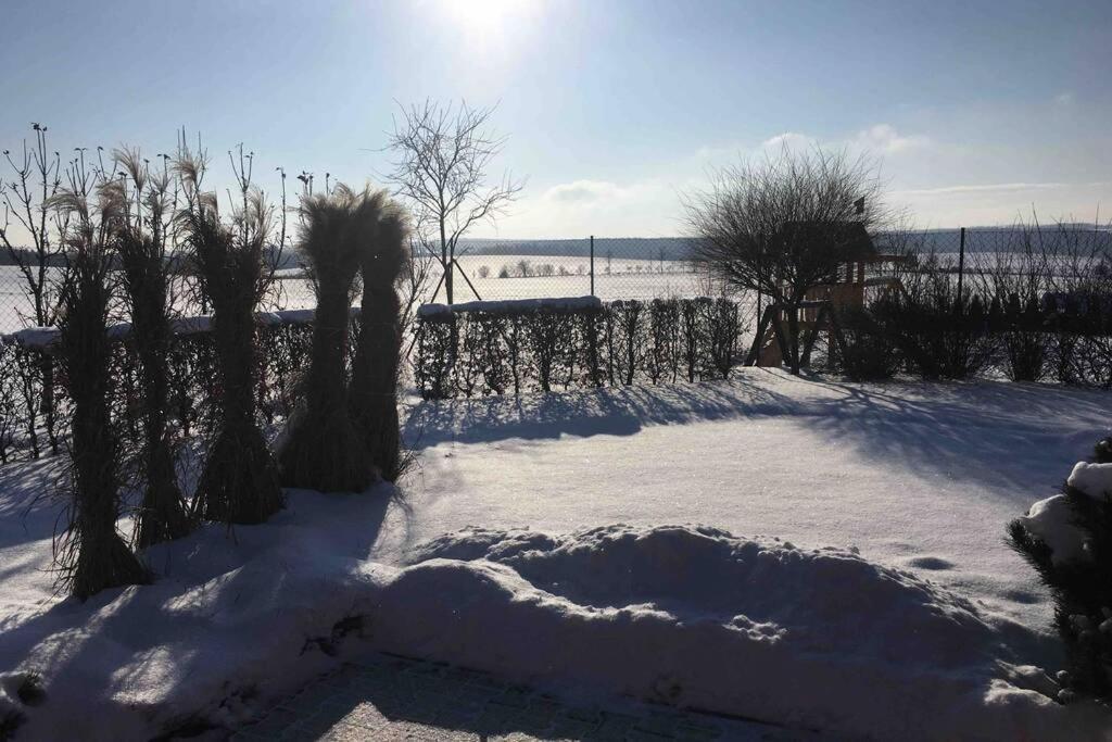 Prijemny Apartman Krovi V Rodinnem Domku Se Sdilenym Bazenem, Terasou A Zahradou Esterno foto