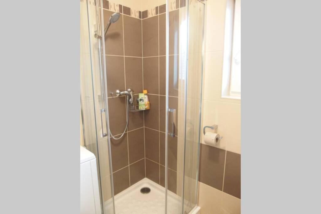 Prijemny Apartman Krovi V Rodinnem Domku Se Sdilenym Bazenem, Terasou A Zahradou Esterno foto