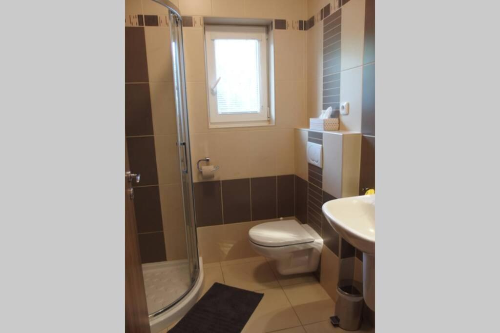 Prijemny Apartman Krovi V Rodinnem Domku Se Sdilenym Bazenem, Terasou A Zahradou Esterno foto