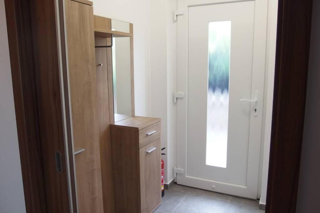 Prijemny Apartman Krovi V Rodinnem Domku Se Sdilenym Bazenem, Terasou A Zahradou Esterno foto
