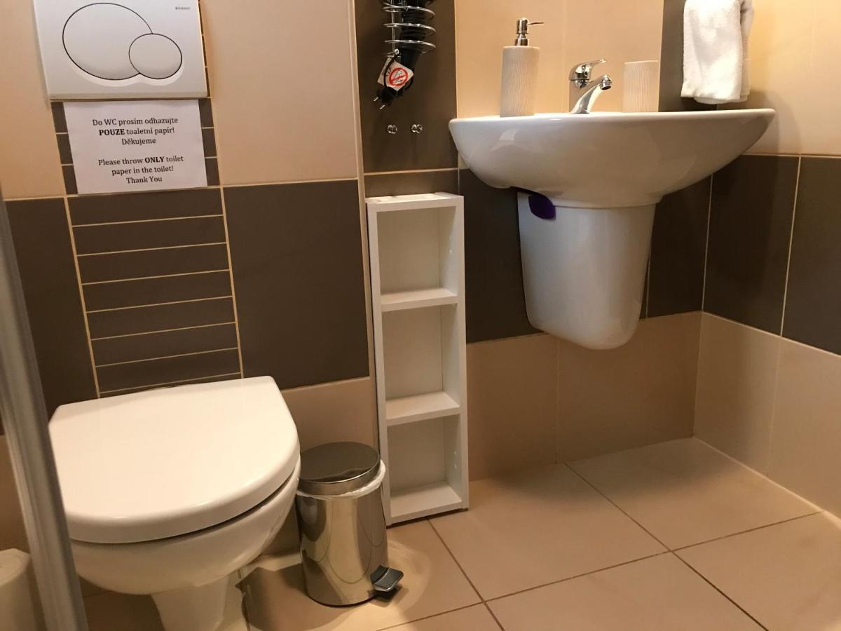 Prijemny Apartman Krovi V Rodinnem Domku Se Sdilenym Bazenem, Terasou A Zahradou Esterno foto
