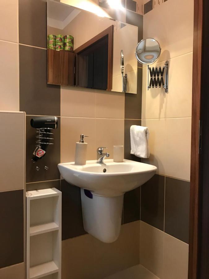 Prijemny Apartman Krovi V Rodinnem Domku Se Sdilenym Bazenem, Terasou A Zahradou Esterno foto