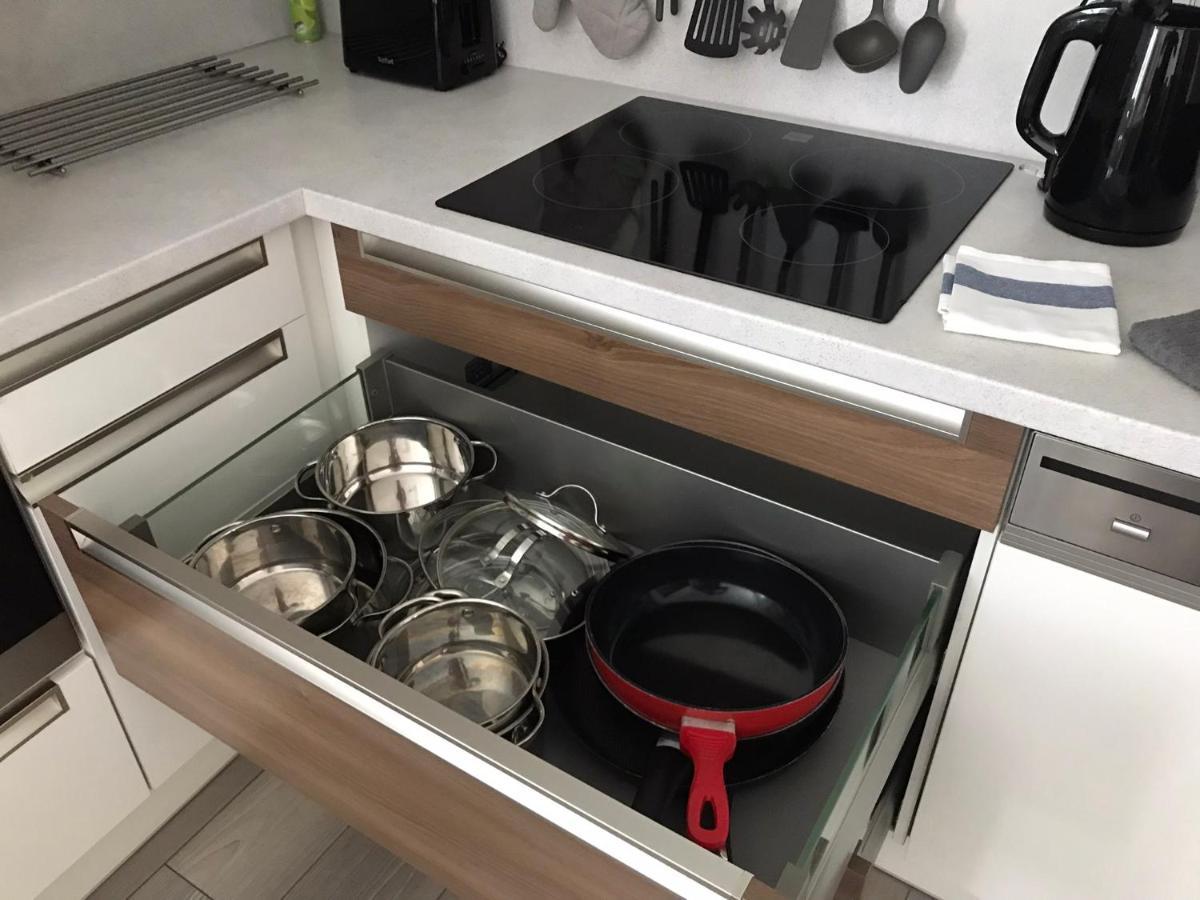 Prijemny Apartman Krovi V Rodinnem Domku Se Sdilenym Bazenem, Terasou A Zahradou Esterno foto