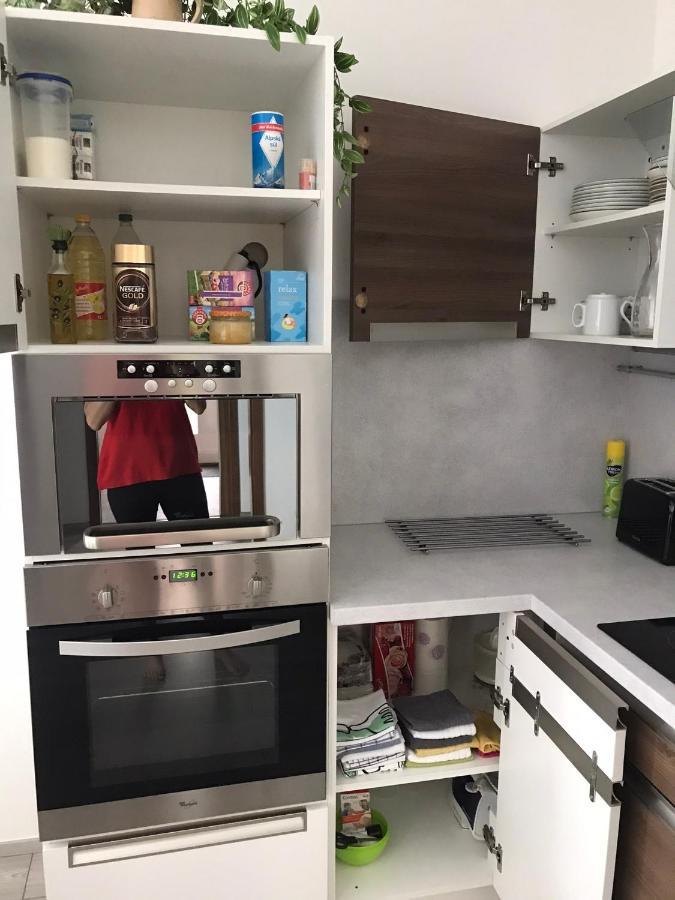 Prijemny Apartman Krovi V Rodinnem Domku Se Sdilenym Bazenem, Terasou A Zahradou Esterno foto