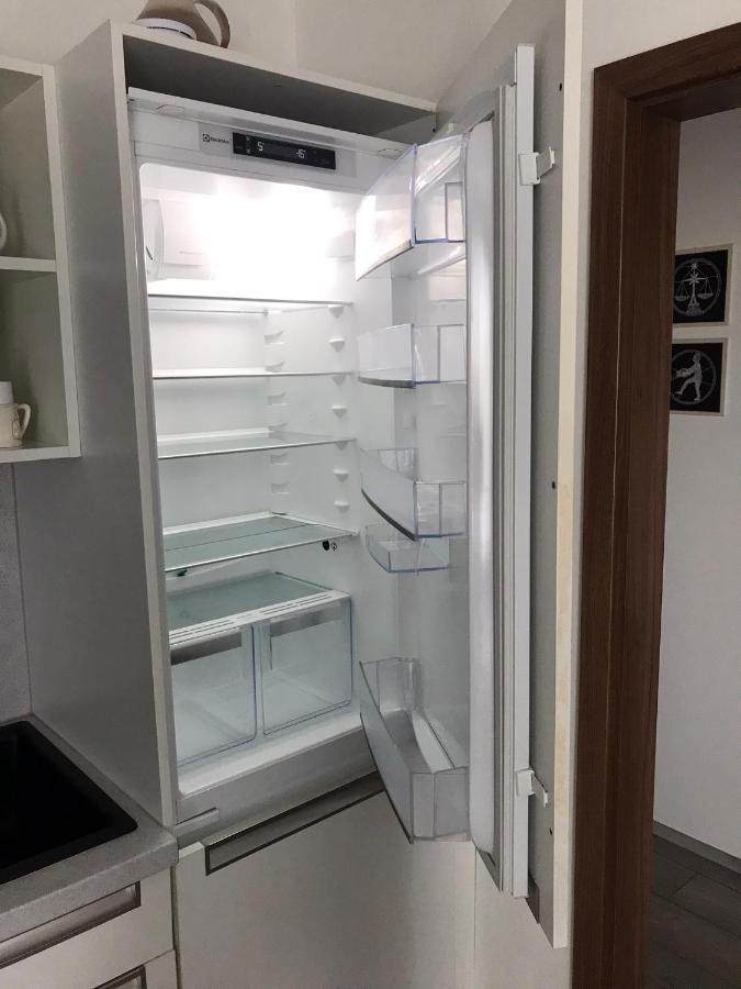 Prijemny Apartman Krovi V Rodinnem Domku Se Sdilenym Bazenem, Terasou A Zahradou Esterno foto