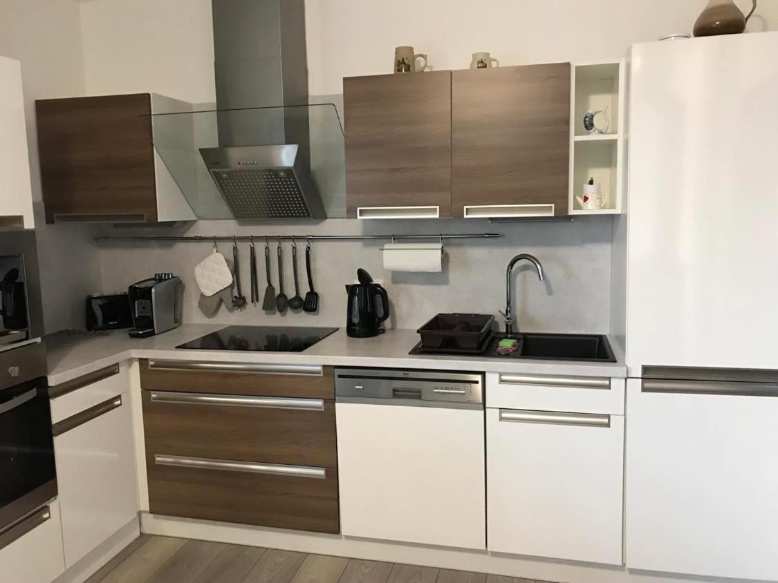 Prijemny Apartman Krovi V Rodinnem Domku Se Sdilenym Bazenem, Terasou A Zahradou Esterno foto