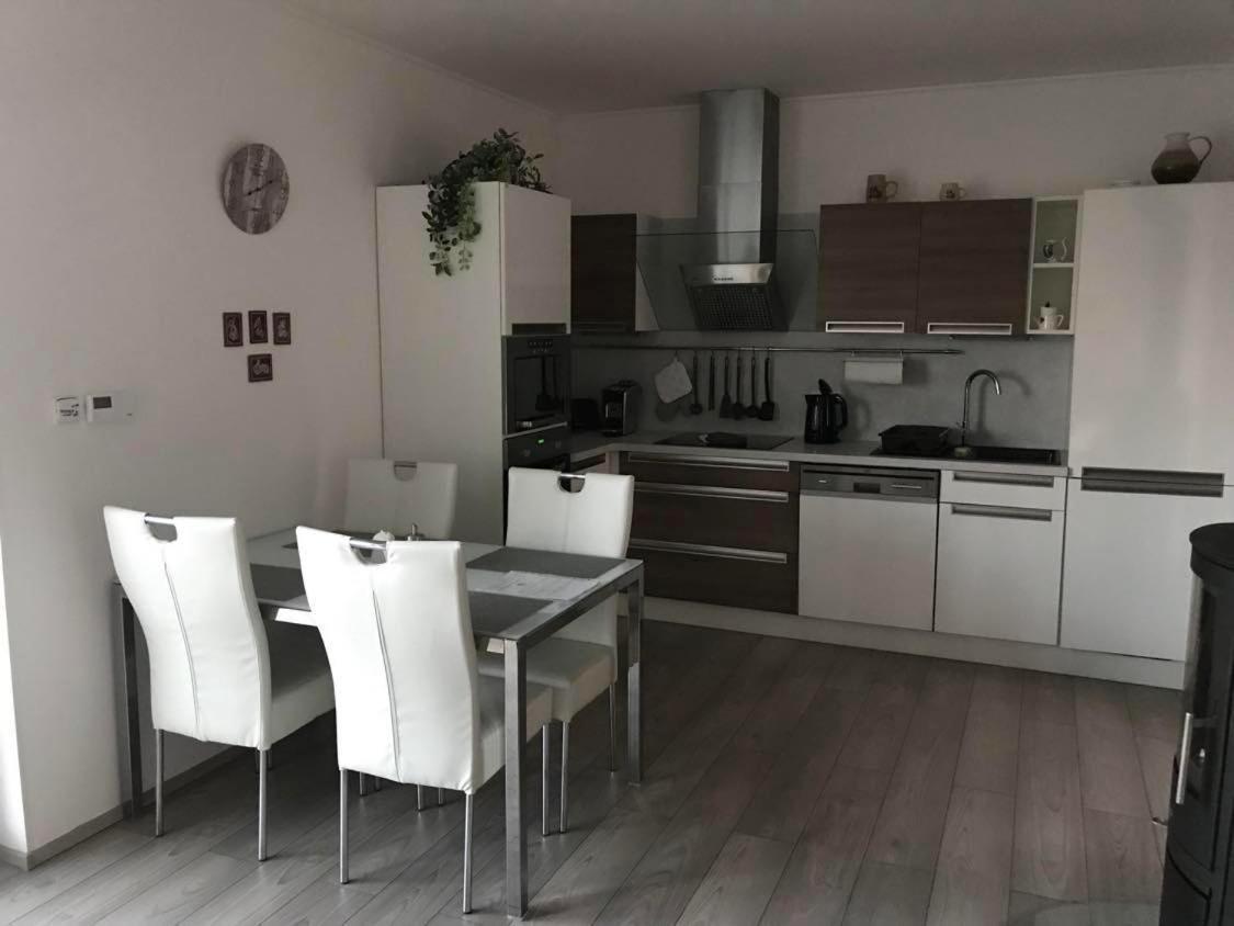 Prijemny Apartman Krovi V Rodinnem Domku Se Sdilenym Bazenem, Terasou A Zahradou Esterno foto