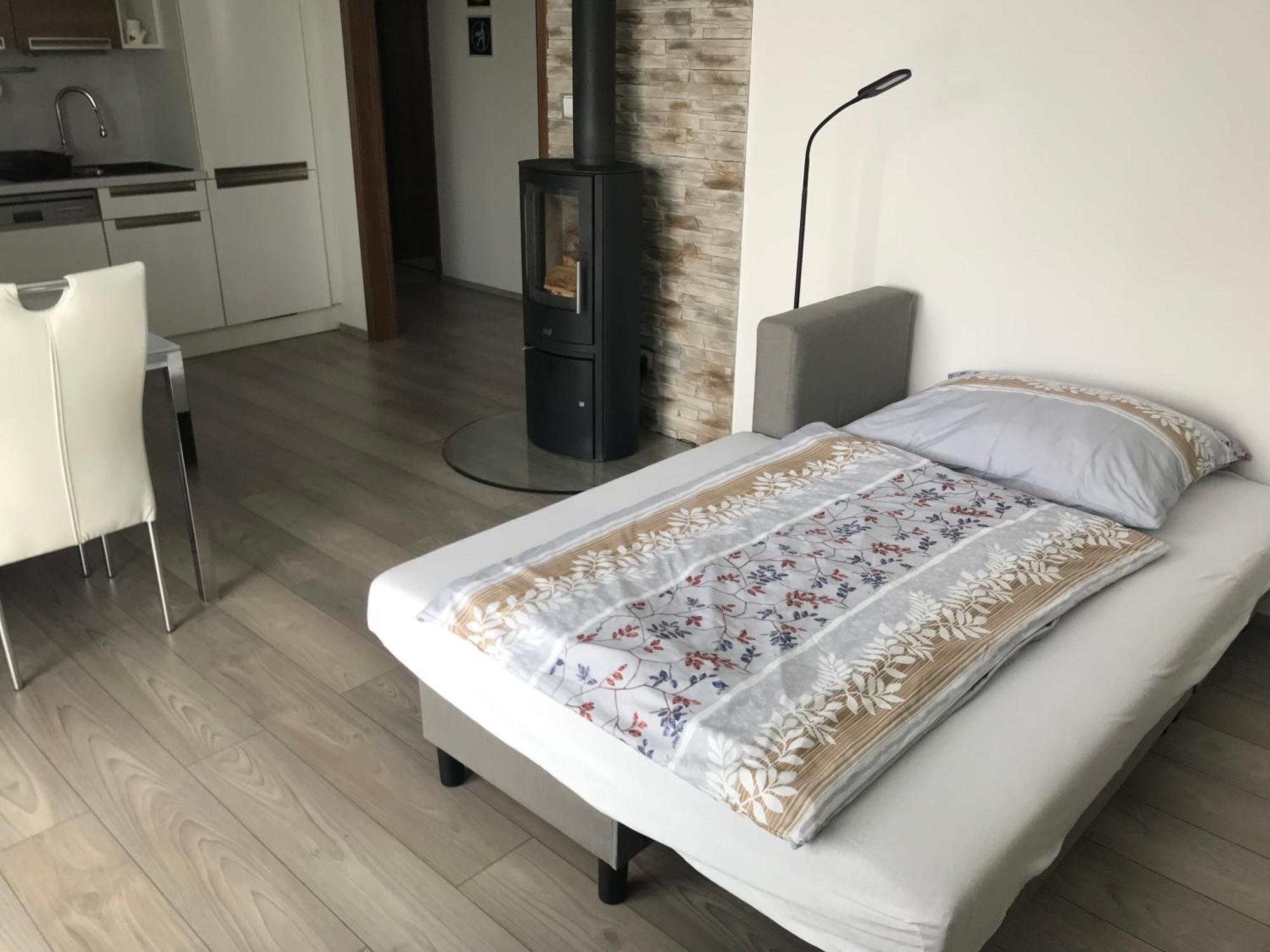 Prijemny Apartman Krovi V Rodinnem Domku Se Sdilenym Bazenem, Terasou A Zahradou Esterno foto