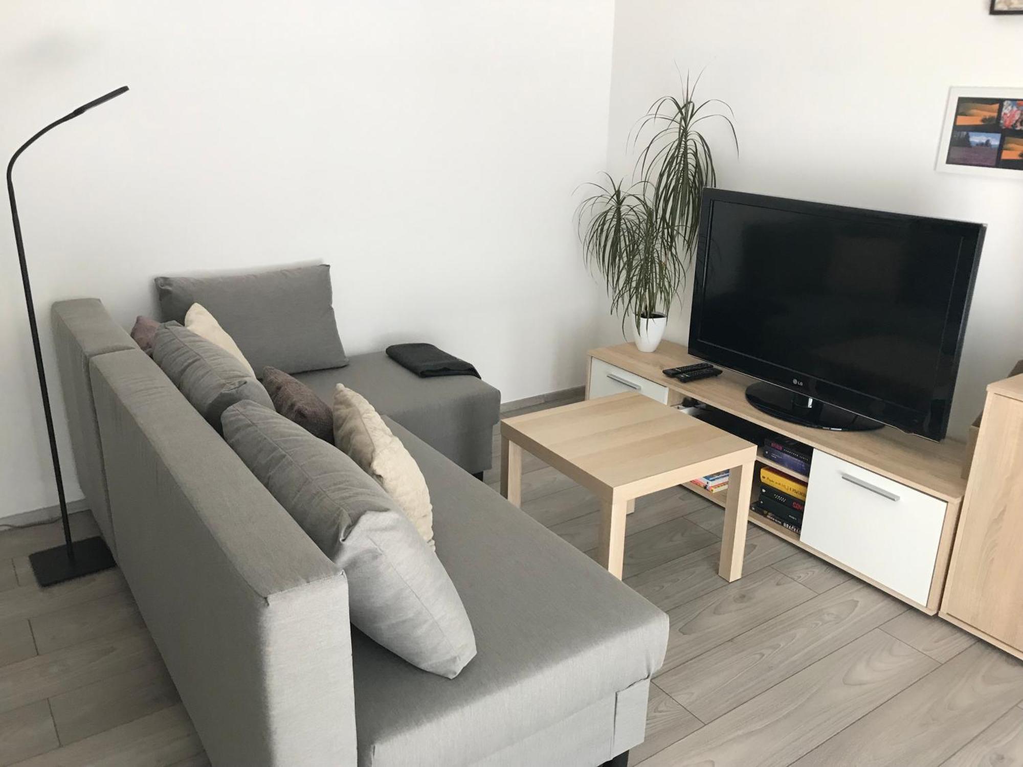 Prijemny Apartman Krovi V Rodinnem Domku Se Sdilenym Bazenem, Terasou A Zahradou Esterno foto