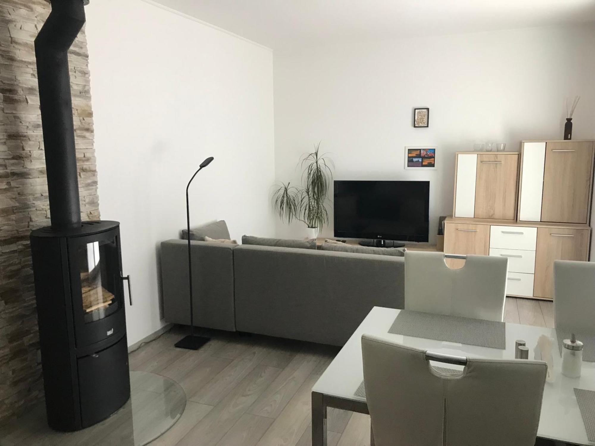 Prijemny Apartman Krovi V Rodinnem Domku Se Sdilenym Bazenem, Terasou A Zahradou Esterno foto