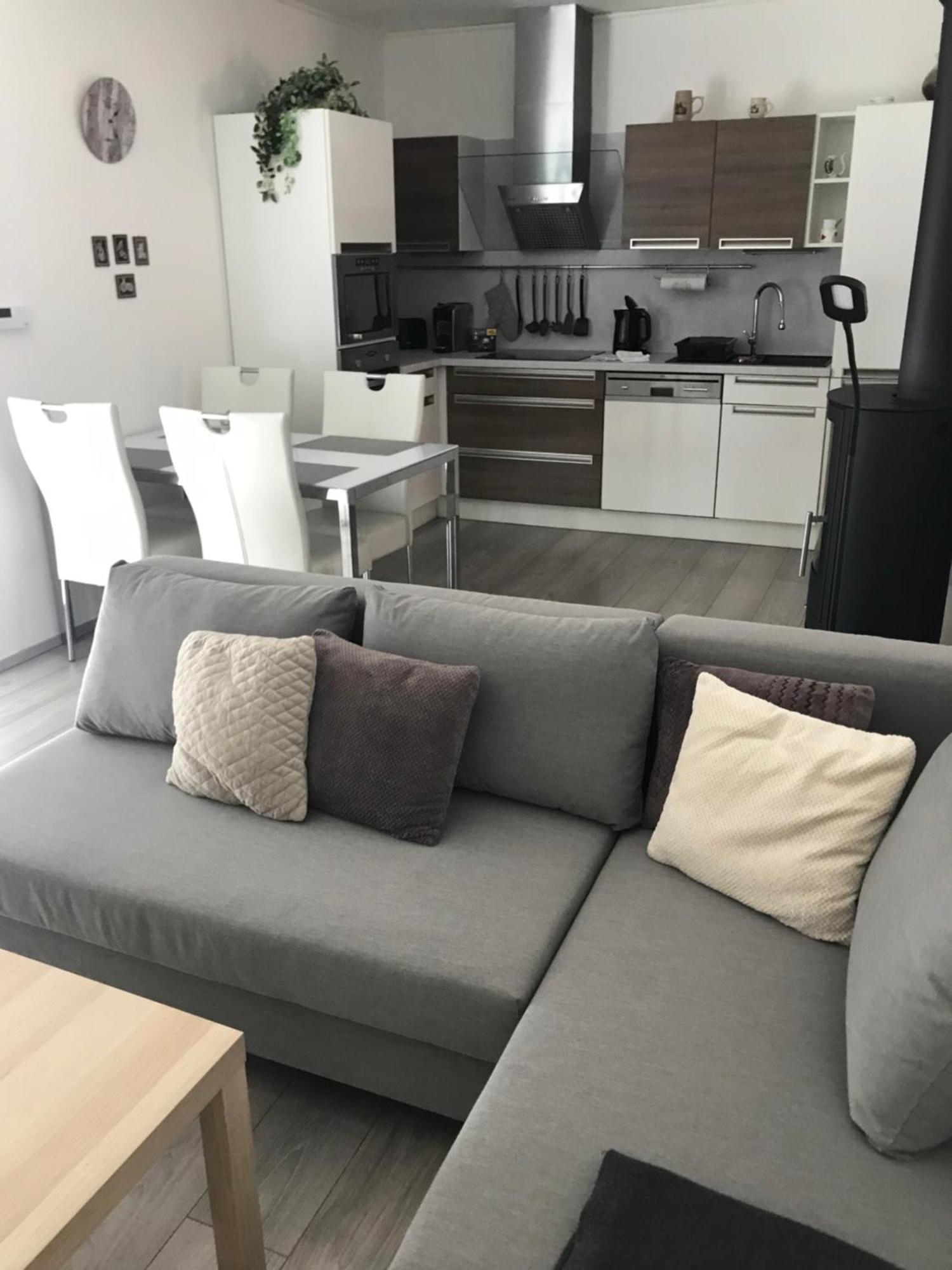 Prijemny Apartman Krovi V Rodinnem Domku Se Sdilenym Bazenem, Terasou A Zahradou Esterno foto