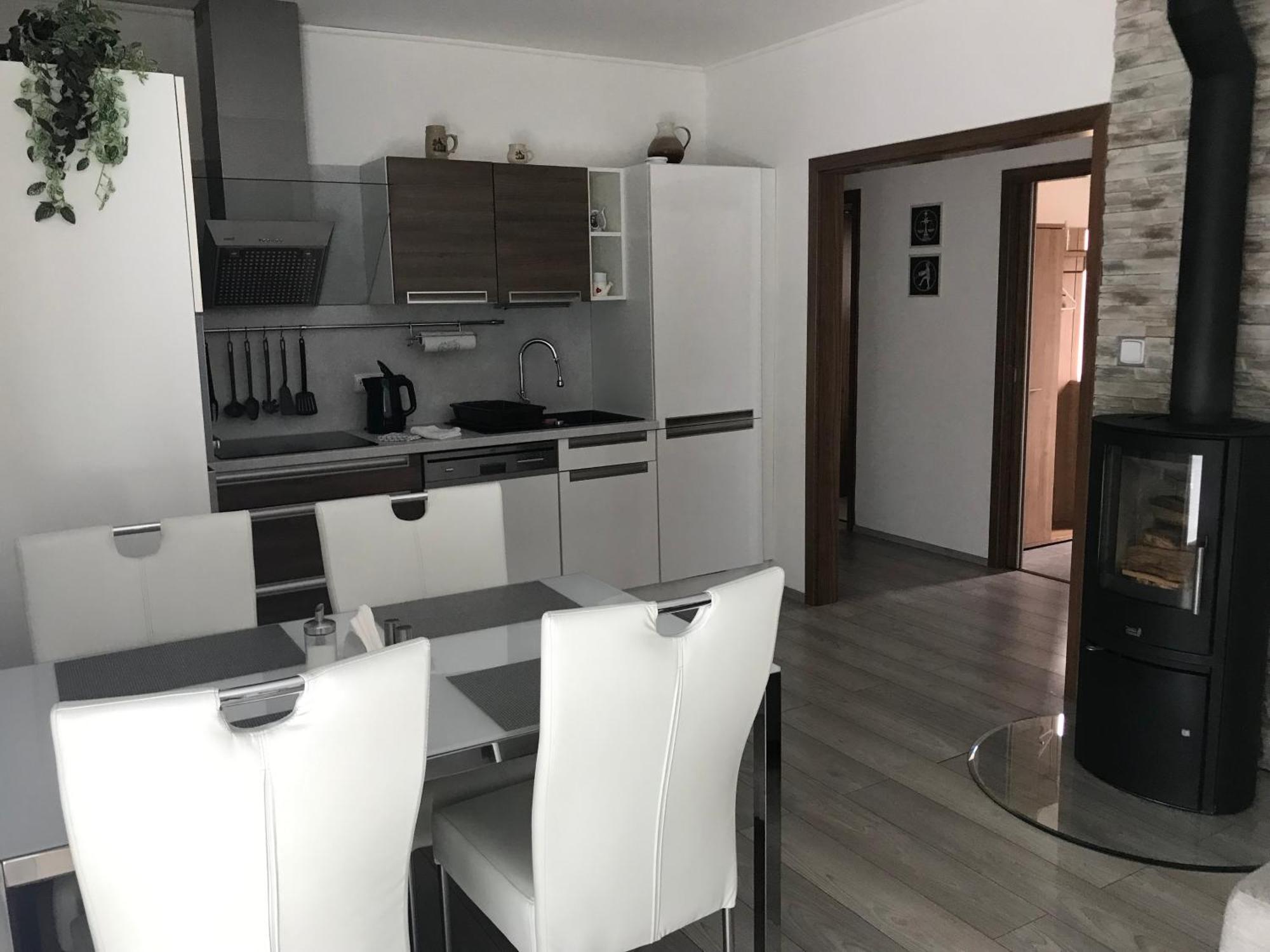 Prijemny Apartman Krovi V Rodinnem Domku Se Sdilenym Bazenem, Terasou A Zahradou Esterno foto