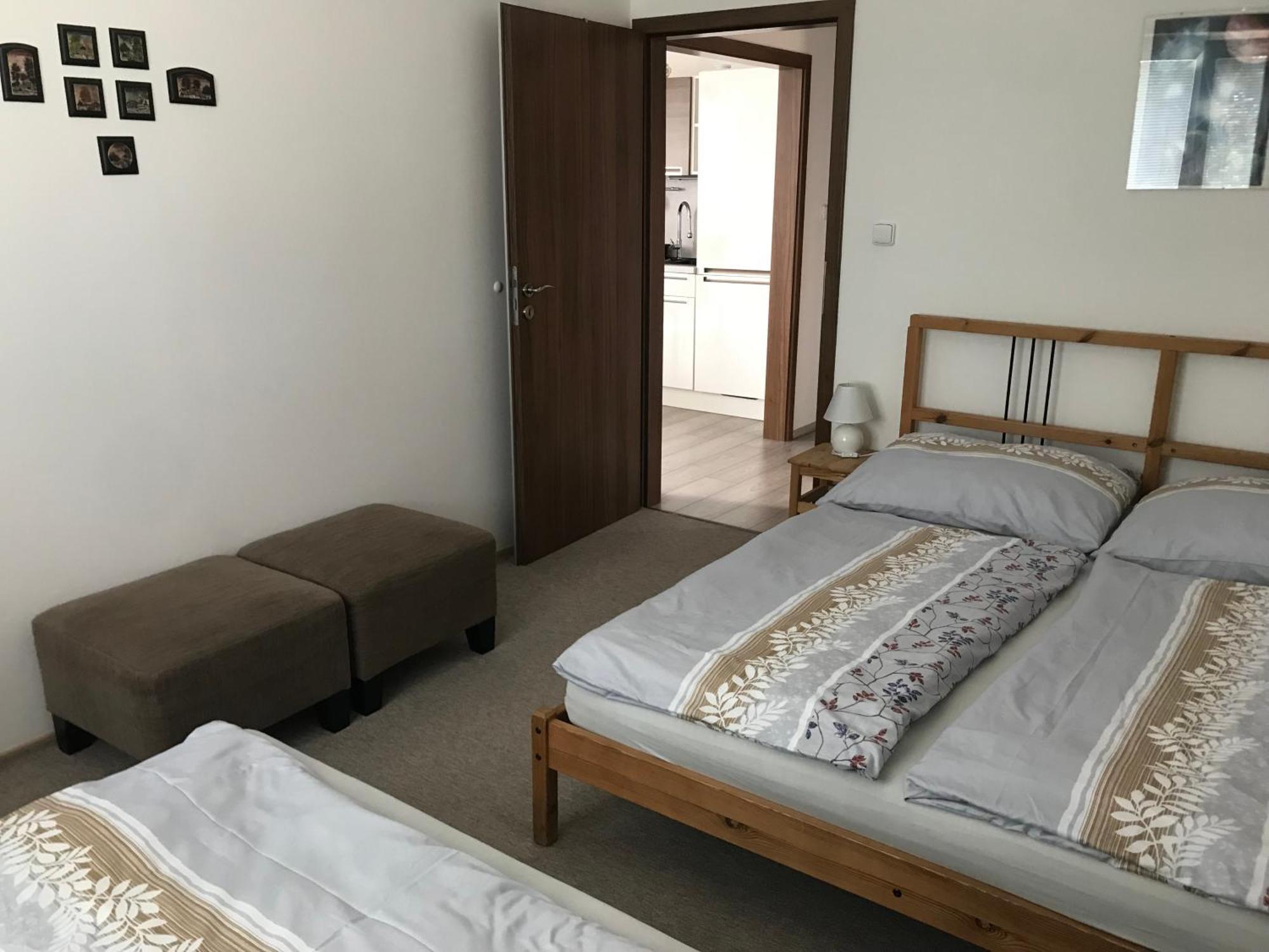 Prijemny Apartman Krovi V Rodinnem Domku Se Sdilenym Bazenem, Terasou A Zahradou Esterno foto