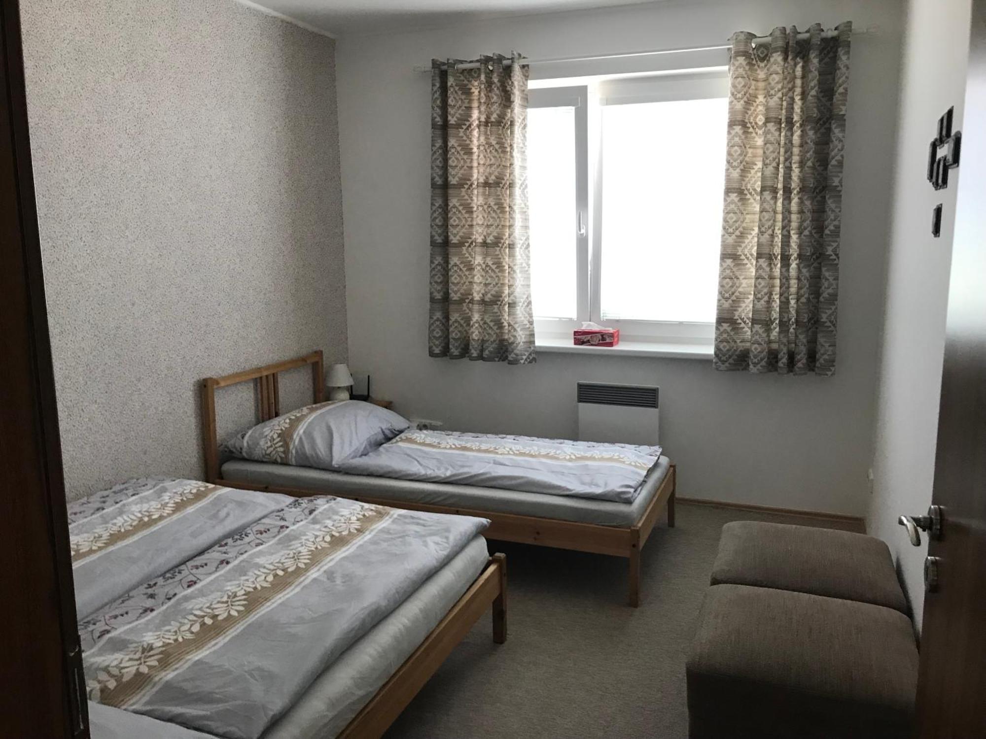 Prijemny Apartman Krovi V Rodinnem Domku Se Sdilenym Bazenem, Terasou A Zahradou Esterno foto