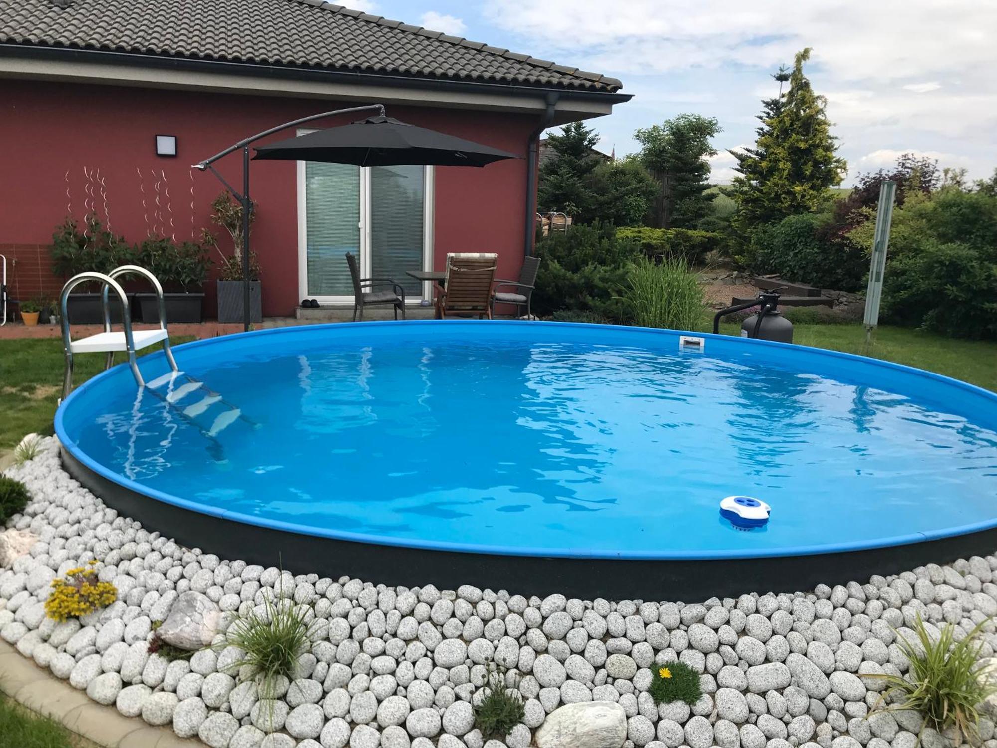 Prijemny Apartman Krovi V Rodinnem Domku Se Sdilenym Bazenem, Terasou A Zahradou Esterno foto
